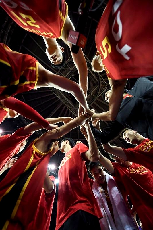 比赛场上球员们展现出毫无保留的拼搏精神