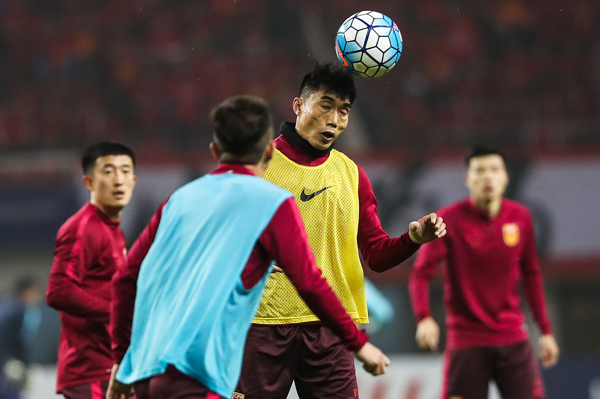 比赛场上球员们展现出毫无保留的拼搏精神