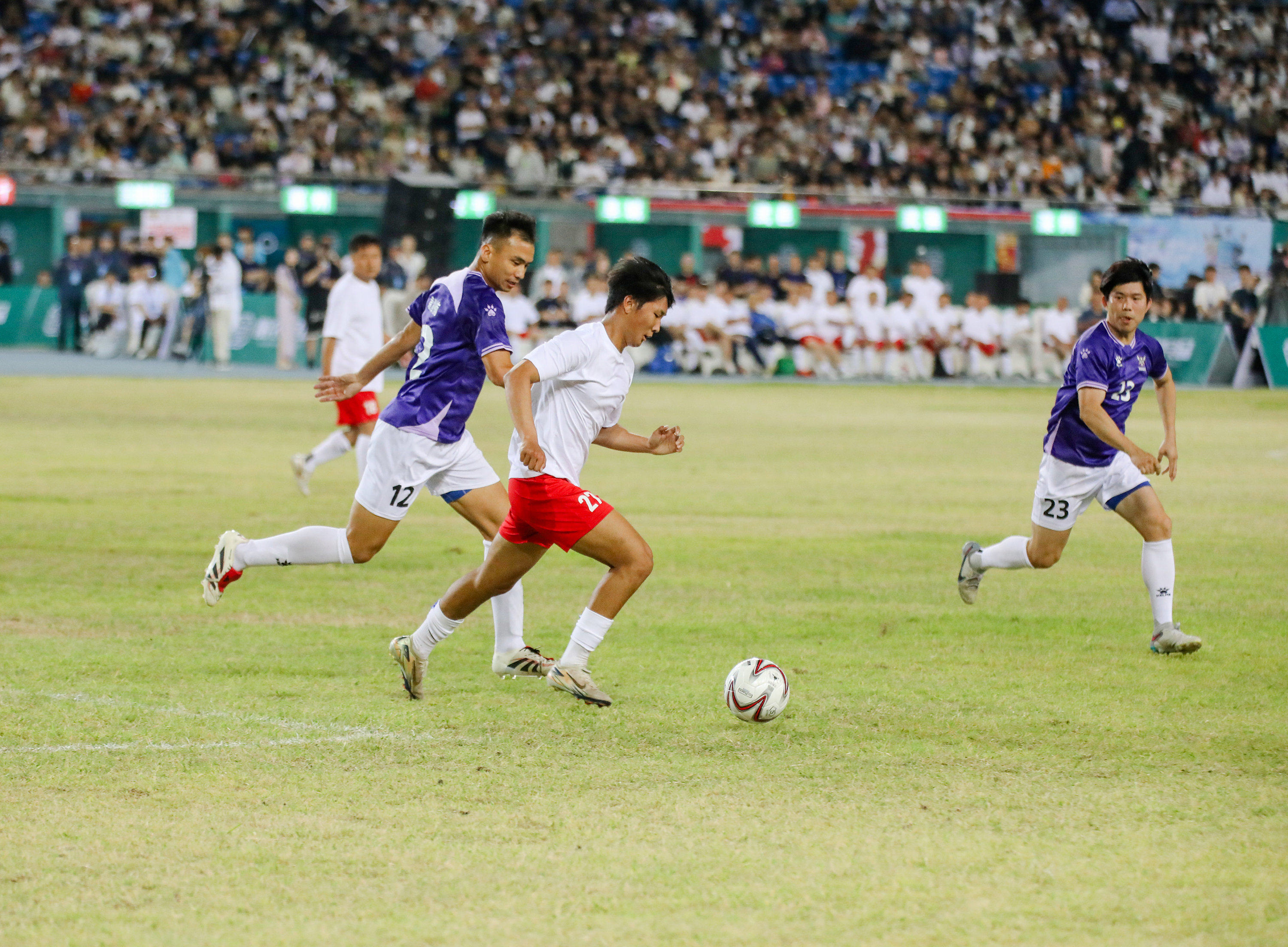 关于足球赛事中一幕幕惊心动魄的比拼的信息