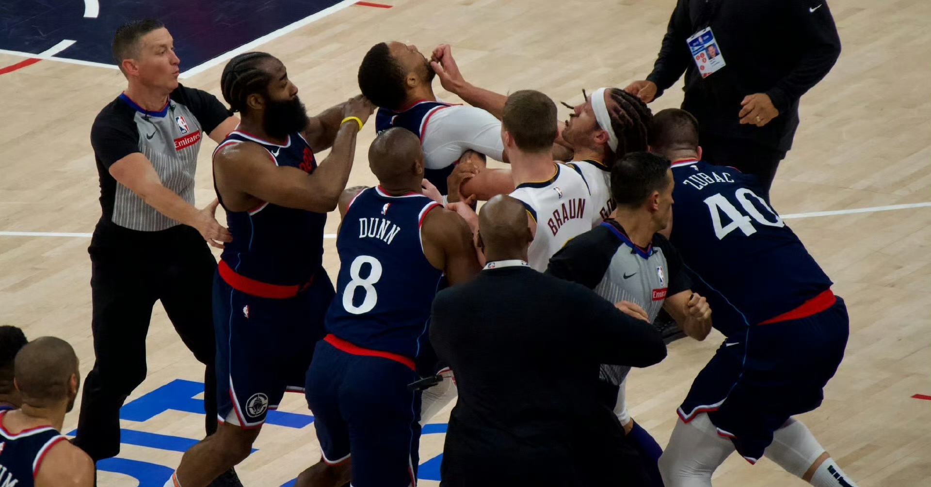 瑞典队在比赛中与加拿大队激战到最后一刻的简单介绍