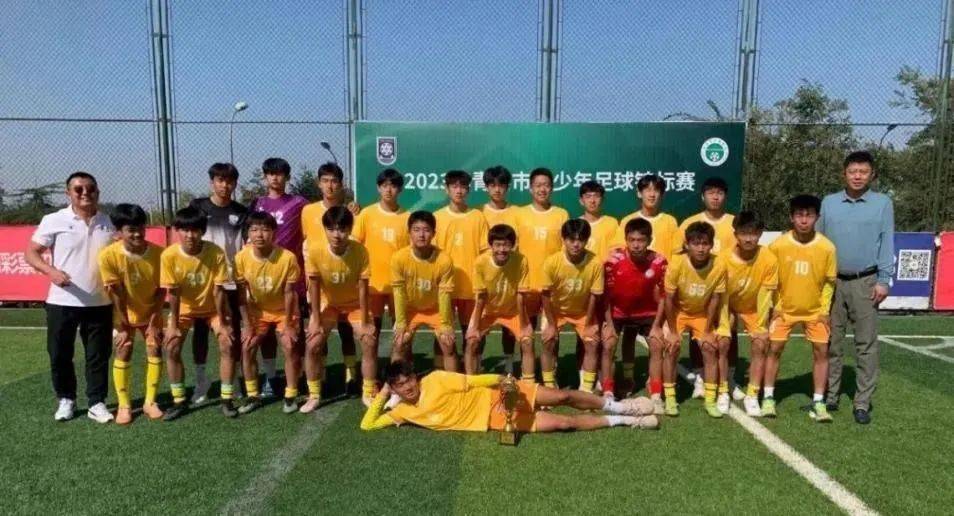 包含独特风采：足球盛事各路强队角逐锦标的词条