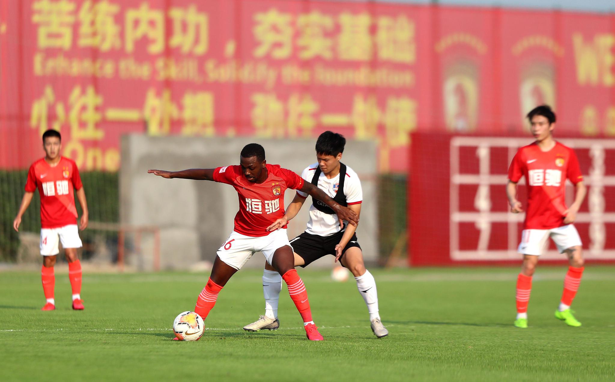 包含广州恒大客场挑战大连人，积极备战的词条