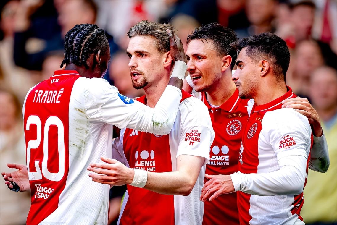 阿贾克斯主场告捷，荷甲球队欲夺冠军联赛第一的简单介绍