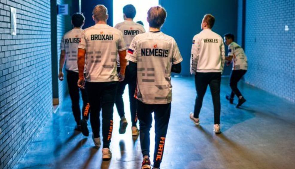 FPX翻盘FNC，Doinb完成史诗逆转成都决赛之夜3:0（巴黎）