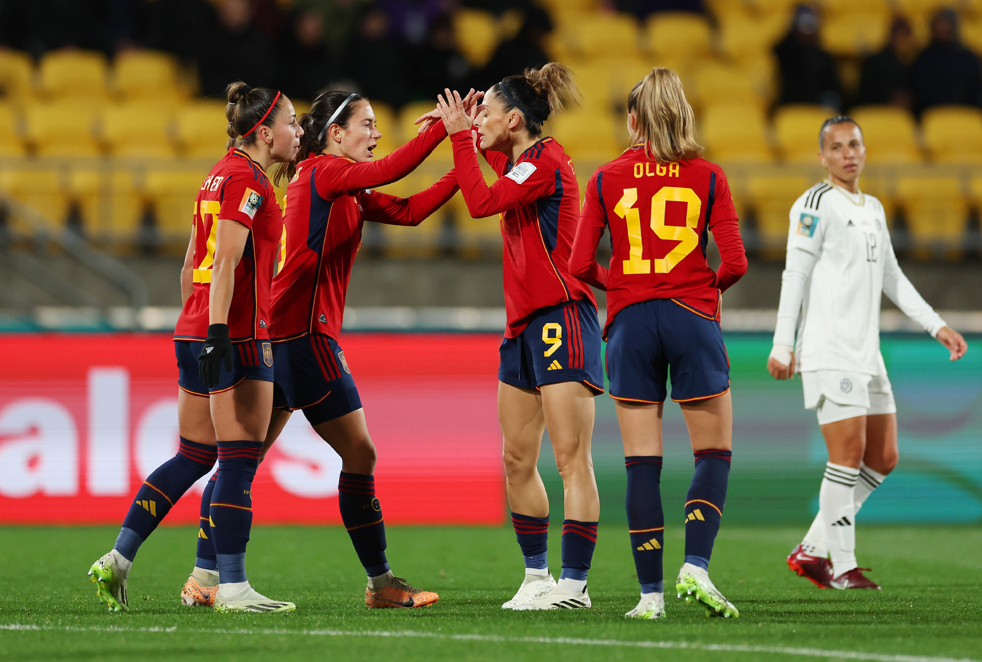 丹麦完胜希腊，戈麦斯刷新纪录的简单介绍